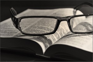 Brille auf Bibel